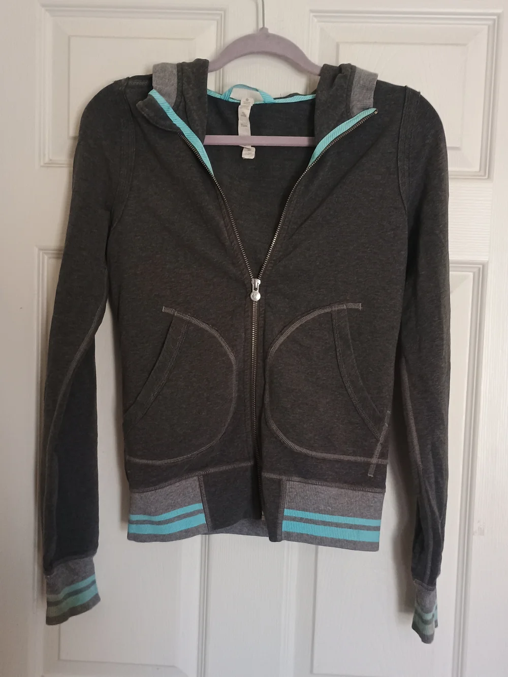 EUClululemon athletica Charcoal Gray Top with Aqua Trim *Read Listing*